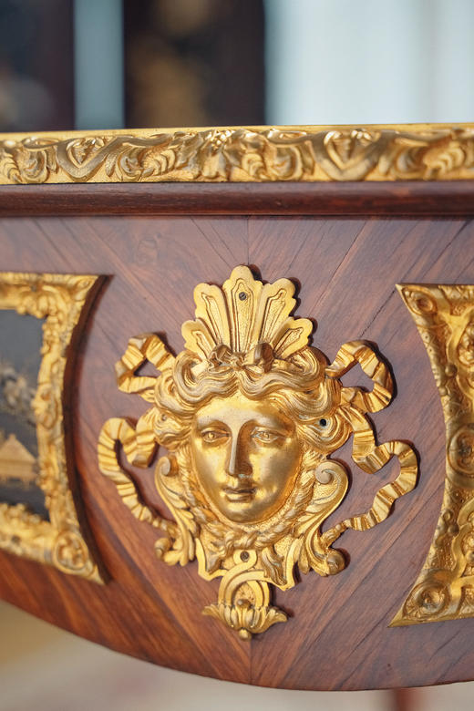 【已售】独角鹿西洋古董1880年代法国出品东方风格牛皮台面装饰卷叶人面纹铜鎏金精雕嵌山水主题黑地金漆莳绘硬木书桌 商品图10