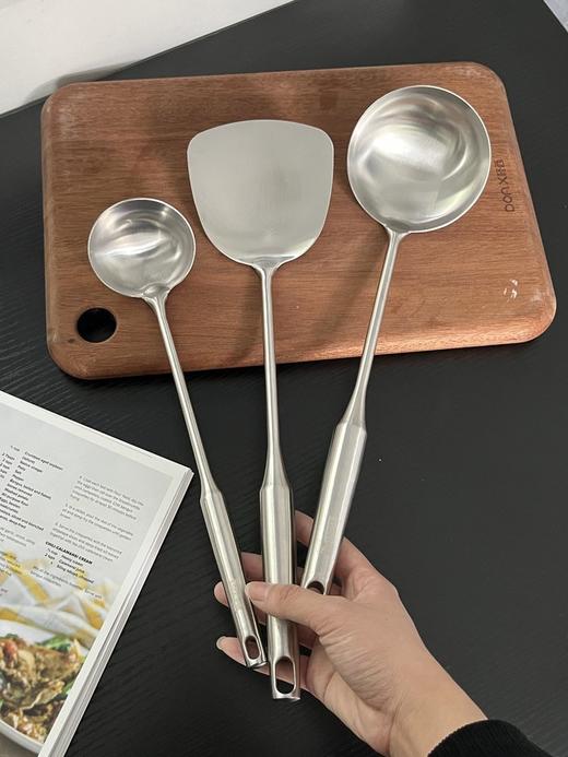 🥰【品牌直发】厨房做饭全能帮手！留这套炒勺三件套就够了👏【易铂YISPOT 不锈钢锅铲+汤勺+炒菜铲子三件套】，一套承包做饭任务✨ 官网在售💰99元，现开团价💰36.9 商品图1