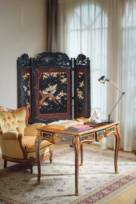 【已售】独角鹿西洋古董1880年代法国出品东方风格牛皮台面装饰卷叶人面纹铜鎏金精雕嵌山水主题黑地金漆莳绘硬木书桌