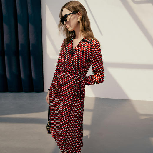 EITIE爱特爱春季新款V领气质时尚收腰显瘦连衣裙7307006 商品图4