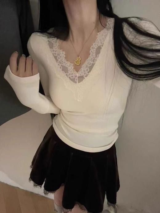 <曾小咸推荐> V领蕾丝边加绒打底衫（带胸垫） 日常109/件 活动价69.99！！【预售款，预计3-15天发货】 商品图0