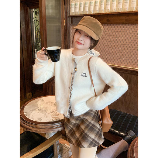 <曾小咸推荐> 现货秒杀！微信超特价！ 微信超特价！撞色花边毛衣开衫 日常209.99 立减120 秒杀89.99 ！咖格子半裙 日常129.99 秒杀69.99！ 商品图2