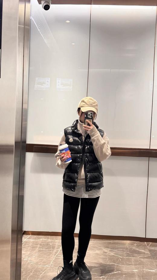 【体验无断层】Moncler TIBB经典蒙口羽绒马甲  冬天叠穿的天花板 随便穿，任意搭，都有种高级感 立领刚好护住脖子，轻便得像没穿，但风一吹就知道“这钱没白花”~ 商品图1