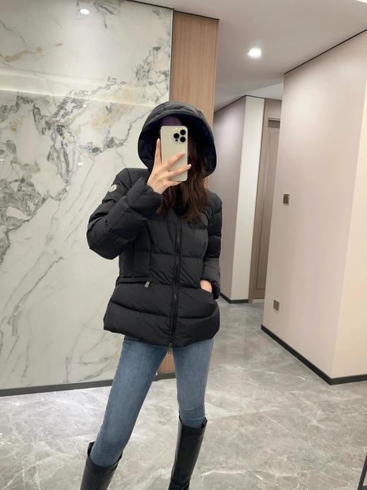 【体验无断层】Moncler Avoce短款收腰羽绒服 别人冬天臃肿，你冬天小腰精一枝独秀，明晃晃的妖艳小心机，就算H型身材也能给你穿出S型美腰 谁穿谁瘦！利用廓形打造出来的S线条，真的比瘦十斤还明显 商品图1