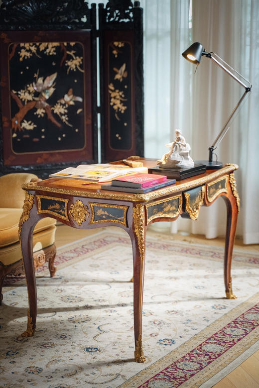 【已售】独角鹿西洋古董1880年代法国出品东方风格牛皮台面装饰卷叶人面纹铜鎏金精雕嵌山水主题黑地金漆莳绘硬木书桌 商品图1