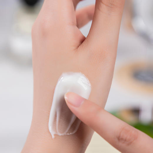 热卖！深度滋润身体乳！【超值2瓶装】胖*来断货品牌 伯纳乌 清香滋润  深度保湿  一瓶多效 淡纹抗皱 220g/瓶 商品图9