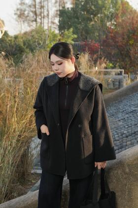 现货，秒拍秒发【绵羊毛双面呢大衣】宽松版，海军领披肩，经典高级黑灰色系，面料无弹，中长款，非常利落的秋冬大衣！面料：75.2%绵羊毛，14.6%聚酯纤维，8.1%莱赛尔，2.1%其他纤维；