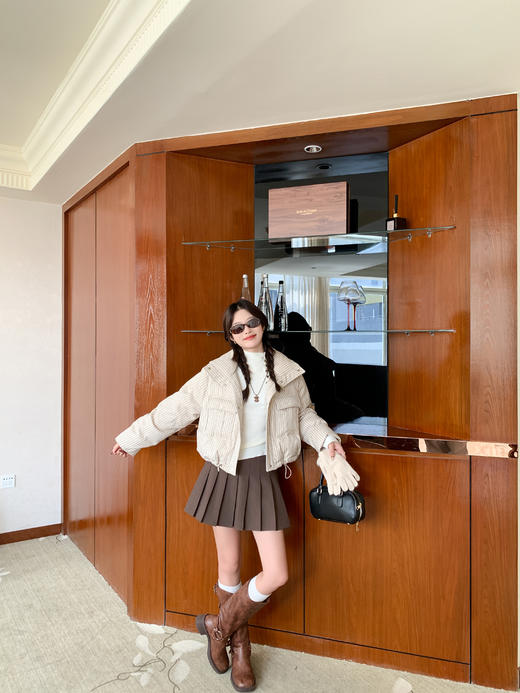 <曾小咸推荐>现货秒杀！微信超特价！杏色条纹短款羽绒服 日常499.99 立减230 秒杀269.99！米白打底衫秒杀59.99！！ 商品图6