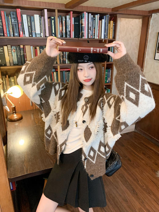 <曾小咸推荐> 现货秒杀！微信超特价！复古咖色菱格毛衣开衫 日常219.99 立减120 秒杀99.99！ 商品图12