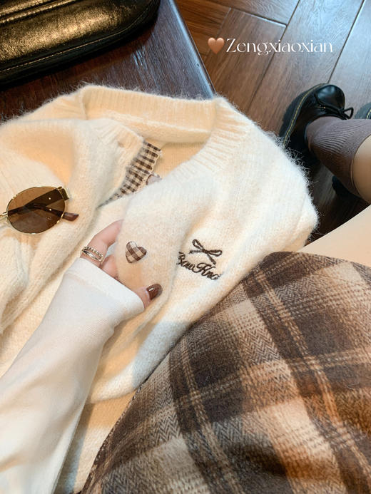 <曾小咸推荐> 现货秒杀！微信超特价！ 微信超特价！撞色花边毛衣开衫 日常209.99 立减120 秒杀89.99 ！咖格子半裙 日常129.99 秒杀69.99！ 商品图13