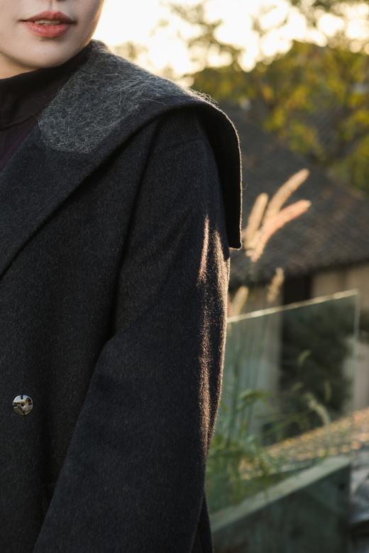 现货，秒拍秒发【绵羊毛双面呢大衣】宽松版，海军领披肩，经典高级黑灰色系，面料无弹，中长款，非常利落的秋冬大衣！面料：75.2%绵羊毛，14.6%聚酯纤维，8.1%莱赛尔，2.1%其他纤维； 商品图8