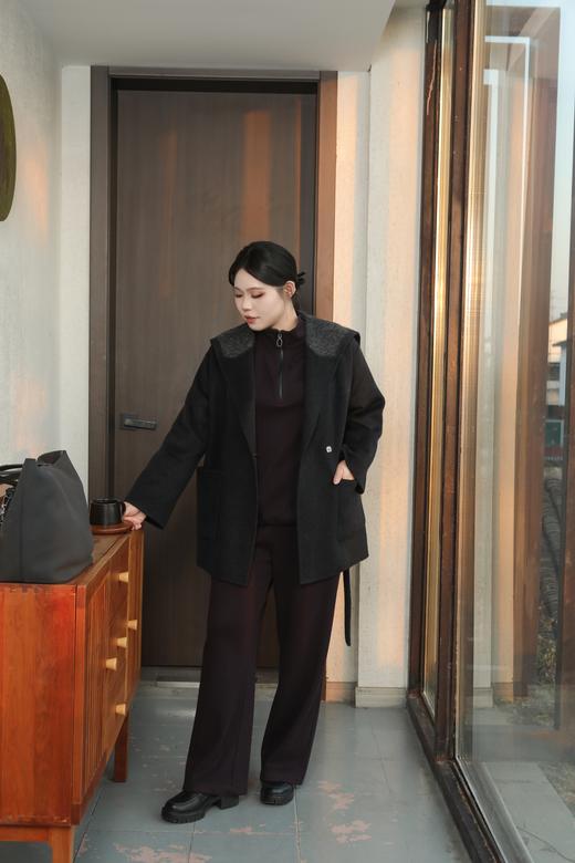 现货，秒拍秒发【绵羊毛双面呢大衣】宽松版，海军领披肩，经典高级黑灰色系，面料无弹，中长款，非常利落的秋冬大衣！面料：75.2%绵羊毛，14.6%聚酯纤维，8.1%莱赛尔，2.1%其他纤维； 商品图2