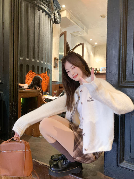 <曾小咸推荐> 现货秒杀！微信超特价！ 微信超特价！撞色花边毛衣开衫 日常209.99 立减120 秒杀89.99 ！咖格子半裙 日常129.99 秒杀69.99！ 商品图11