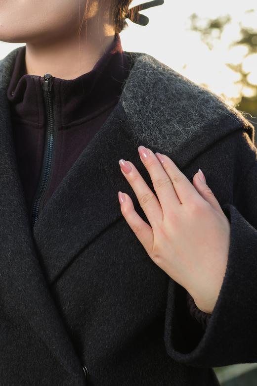 现货，秒拍秒发【绵羊毛双面呢大衣】宽松版，海军领披肩，经典高级黑灰色系，面料无弹，中长款，非常利落的秋冬大衣！面料：75.2%绵羊毛，14.6%聚酯纤维，8.1%莱赛尔，2.1%其他纤维； 商品图11