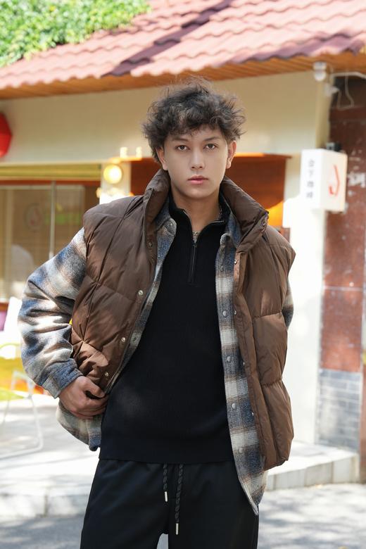 E544874540潮流立领羽绒马甲 商品图1