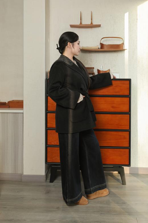 现货，秒拍秒发【绵羊毛双面呢大衣】宽松版，海军领披肩，经典高级黑灰色系，面料无弹，中长款，非常利落的秋冬大衣！面料：75.2%绵羊毛，14.6%聚酯纤维，8.1%莱赛尔，2.1%其他纤维； 商品图4