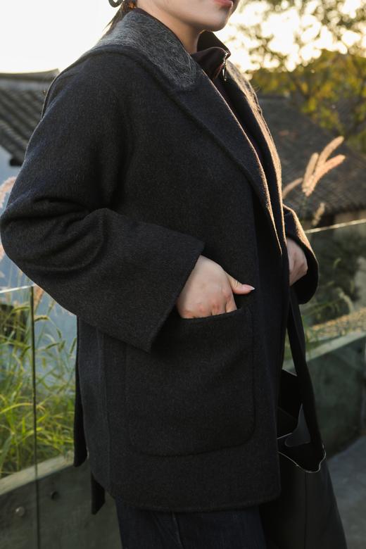 现货，秒拍秒发【绵羊毛双面呢大衣】宽松版，海军领披肩，经典高级黑灰色系，面料无弹，中长款，非常利落的秋冬大衣！面料：75.2%绵羊毛，14.6%聚酯纤维，8.1%莱赛尔，2.1%其他纤维； 商品图9