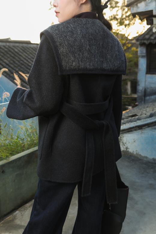 现货，秒拍秒发【绵羊毛双面呢大衣】宽松版，海军领披肩，经典高级黑灰色系，面料无弹，中长款，非常利落的秋冬大衣！面料：75.2%绵羊毛，14.6%聚酯纤维，8.1%莱赛尔，2.1%其他纤维； 商品图10