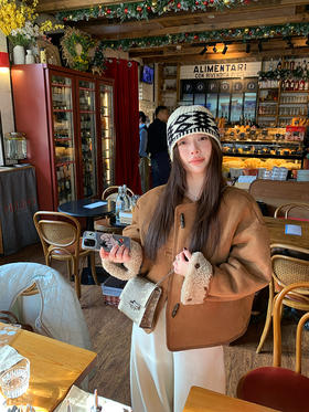 💥圣诞限定❗️一件顶两件🔥【【两面穿】AUChris奶盖雪贝波点麂皮绒羊羔毛外套AUC120202】🎄保暖又显瘦承包冬日氛围感❗️ ✅羊羔毛面蓬松亲肤锁温，📣麂皮绒面防风，南北方冬季均适用