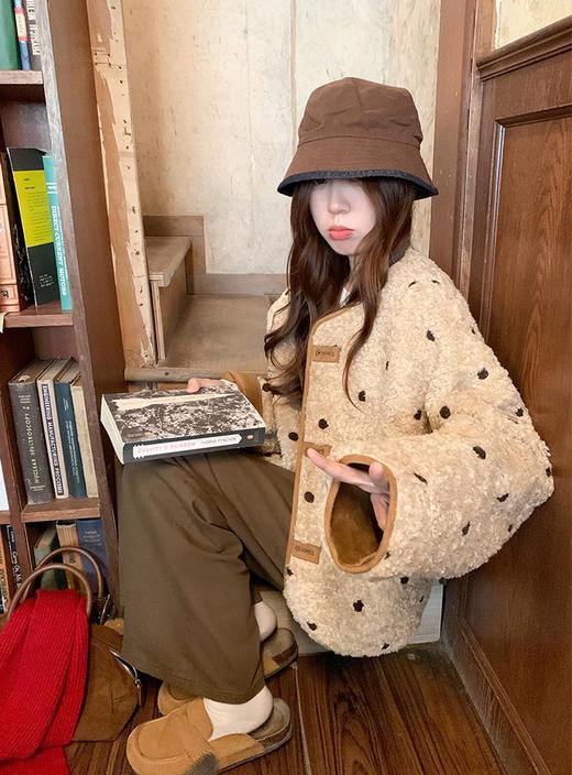 💥圣诞限定❗️一件顶两件🔥【【两面穿】AUChris奶盖雪贝波点麂皮绒羊羔毛外套AUC120202】🎄保暖又显瘦承包冬日氛围感❗️ ✅羊羔毛面蓬松亲肤锁温，📣麂皮绒面防风，南北方冬季均适用 商品图5