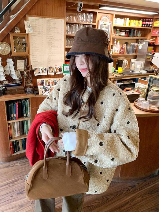 💥圣诞限定❗️一件顶两件🔥【【两面穿】AUChris奶盖雪贝波点麂皮绒羊羔毛外套AUC120202】🎄保暖又显瘦承包冬日氛围感❗️ ✅羊羔毛面蓬松亲肤锁温，📣麂皮绒面防风，南北方冬季均适用 商品图3