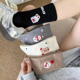 🎄圣诞袜来啦！把圣诞氛围从脚开始拉满～【禾舒棉圣诞小雪人袜】谁能拒绝这组圣诞感爆棚的袜子！ ✅每一双都是软乎乎的针织质感，搭配雪地靴、毛毛鞋都很绝