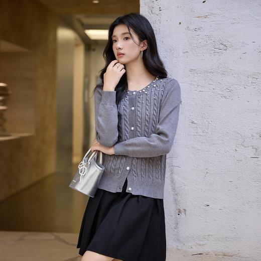 奢姿大码女装2025冬季胖妹妹时尚珍珠装饰绞花设计圆领针织开衫9854670586 商品图2