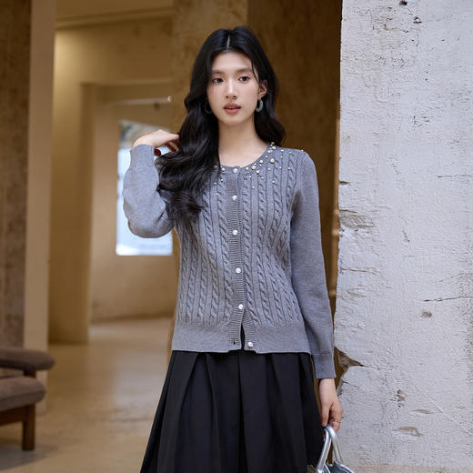 奢姿大码女装2025冬季胖妹妹时尚珍珠装饰绞花设计圆领针织开衫9854670586 商品图0
