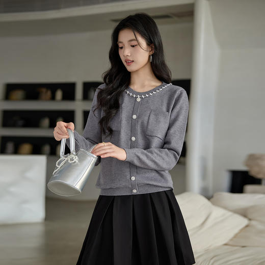 奢姿大码女装2025冬季时尚钻饰圆领针织开衫胖妹妹气质减龄上衣9854670277 商品图0