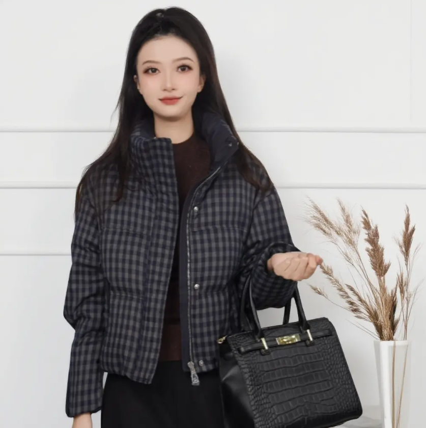 【直播同款】Gowani/乔万尼2025新款女款冬季保暖短款两色可选复古格纹羽绒服EZ4T206