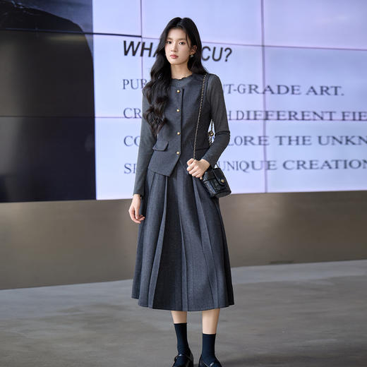 奢姿大码女装2025冬季减龄假口袋马甲三件套胖妹妹百褶时尚套装9954994386AB 商品图2