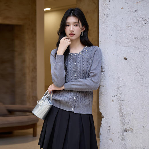 奢姿大码女装2025冬季胖妹妹时尚珍珠装饰绞花设计圆领针织开衫9854670586 商品图4