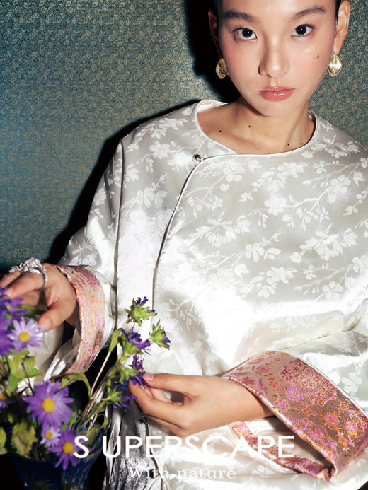 【新中式特辑】素舶 缎面珠光面料柔软垂坠圆领盘扣夹棉保暖外套 商品图3