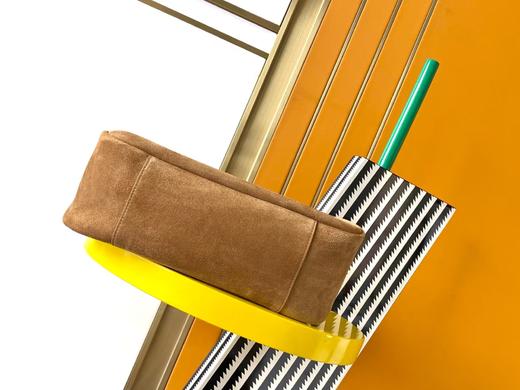 圣罗兰 LE5A7 经典品牌字母微标 麂皮 手提单肩包 焦糖棕色 大号磨砂皮手袋（LZ） 商品图3