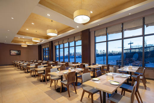 长白山万达智选假日酒店丨三晚套餐·含雪地摩托+冰雪漂流+万达滑雪门票+汉拿山温泉 商品图3