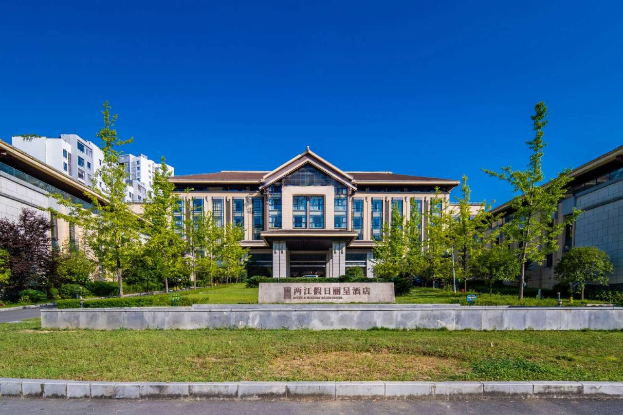 道真两江假日酒店 高级双床房