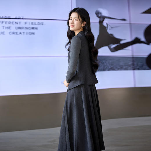 奢姿大码女装2025冬季减龄假口袋马甲三件套胖妹妹百褶时尚套装9954994386AB 商品图3