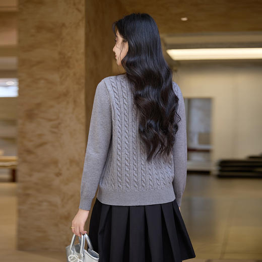 奢姿大码女装2025冬季胖妹妹时尚珍珠装饰绞花设计圆领针织开衫9854670586 商品图3