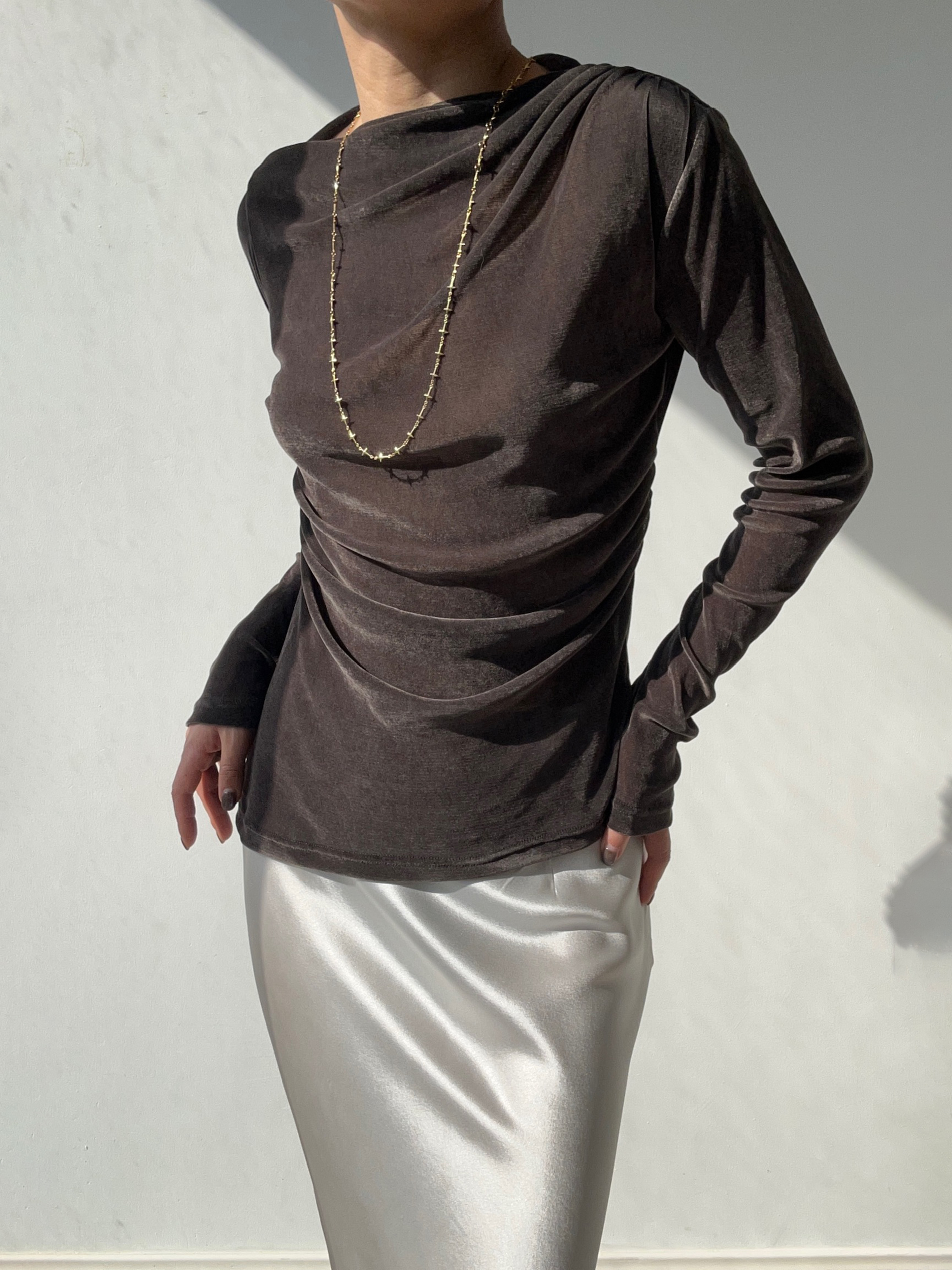 Running Closet｜微透斜肩褶皱打底 [ 白 / 墨绿 丝绒 ] 【LCM】