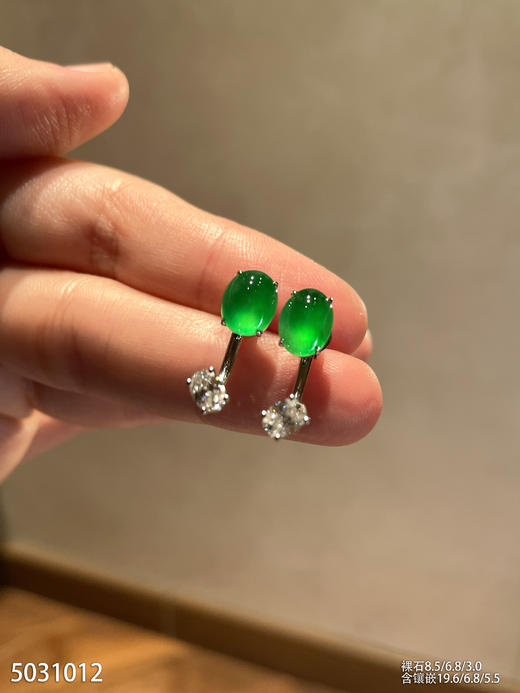 玻璃种艳绿蛋面耳钉【5031012】具体价格微信咨询 商品图0