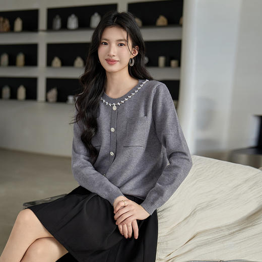 奢姿大码女装2025冬季时尚钻饰圆领针织开衫胖妹妹气质减龄上衣9854670277 商品图2