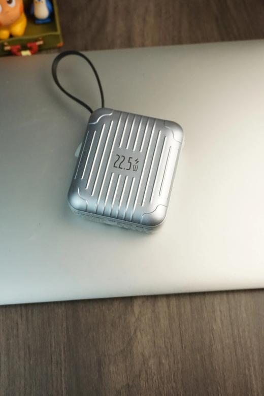 同时可充4台设备【出口欧美PINICK品柠·快充mini小银砖升级款2.0】10000mAh大容量，高至22.5W超级快充，升级Type-c+苹果双+USB三线-WD 商品图2