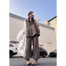 25AW上新 蕾蕾同款【枫糖栗子】纯色半高领上衣+下摆荷叶边马甲+裤脚猪鼻扣束脚裤