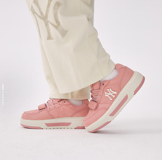 注意!! 天猫同源订单 MLB 百搭厚底增高学长鞋 复古感拉满，上脚一秒变温柔 搭配各种衣服都可以，秋日氛围感直接拿捏住了~ 商品图3