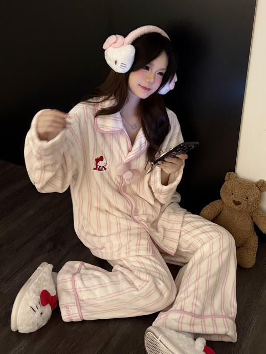 暖绒绒～野兽家HelloKitty法兰绒家居服 胸前立体蝴蝶结 可爱满分 商品图6