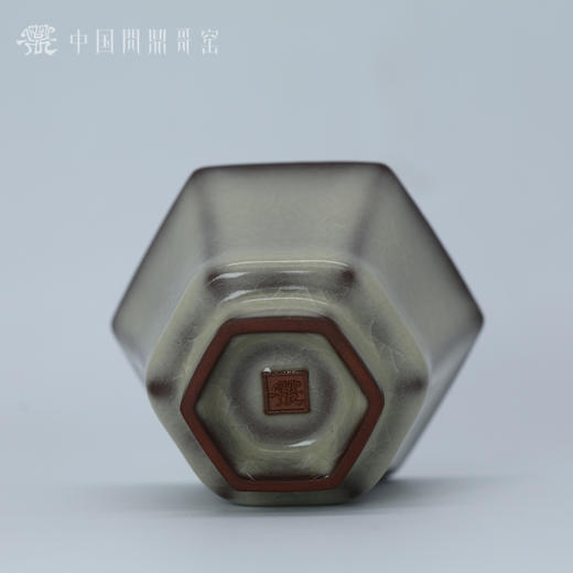 问鼎哥窑碎玉致巧款坤舆杯 商品图2