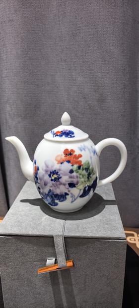 釉下五彩牡丹壶