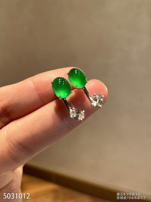 玻璃种艳绿蛋面耳钉【5031012】具体价格微信咨询 商品图2