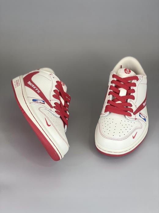 工厂套现 清仓特价!! 高端定制 Travis Scott x Jordan 1 Low NBA休斯顿火箭联名-白红蓝 HOU城市限定 倒勾低帮休闲版本 原厂全头层皮 大厂纯原品质出货 商品图6