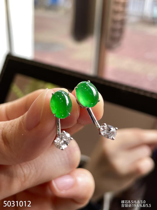 玻璃种艳绿蛋面耳钉【5031012】具体价格微信咨询 商品图3